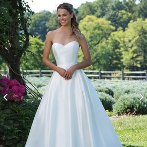 IVORY Wedding Dress Size 6 (fits like a 2/4)